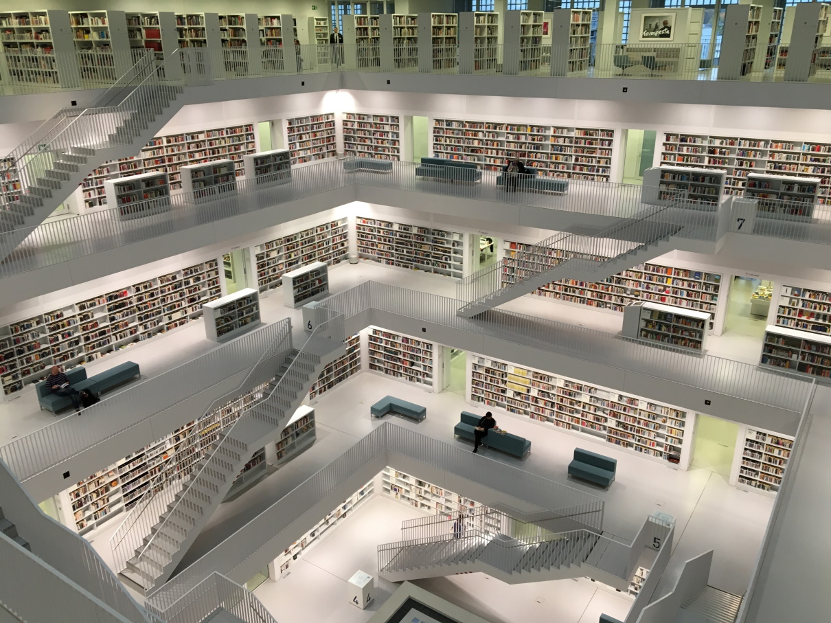 Imagem de biblioteca refletindo à dados na LGPD